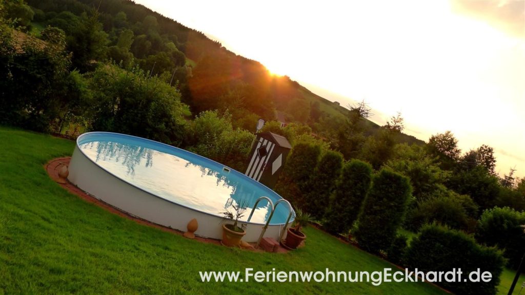Ferienwohnung Solling - Ferienwohnung Weserbergland - Ausblick ins Grüne mit großem Pool